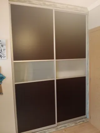 Puertas correderas armario madera y cristal