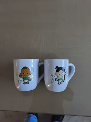 Tazas de porcelana con dibujos infantiles