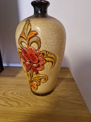 Jarrón de cerámica beige y rojo