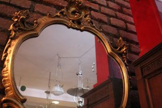 Elegante specchio da parete in legno intagliato