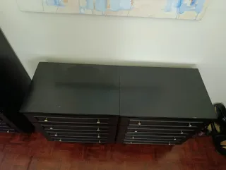 Cómodas pretas de madeira com rodas