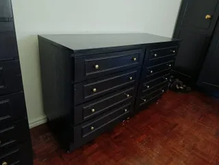 Cómodas pretas de madeira com rodas