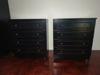 Cómodas pretas de madeira com rodas