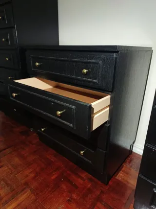 Cómodas pretas de madeira com rodas