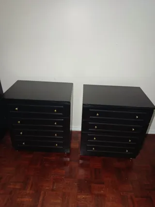 Cómodas pretas de madeira com rodas