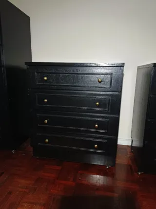 Cómodas pretas de madeira com rodas