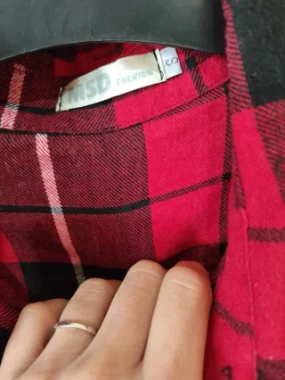 Camisa de franela a cuadros roja y negra