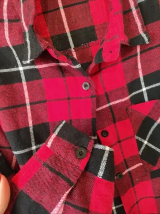 Camisa de franela a cuadros roja y negra