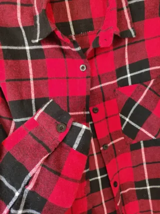 Camisa de franela a cuadros roja y negra