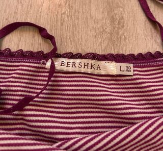 Top “Bershka” a righe viola e bianche Y2K