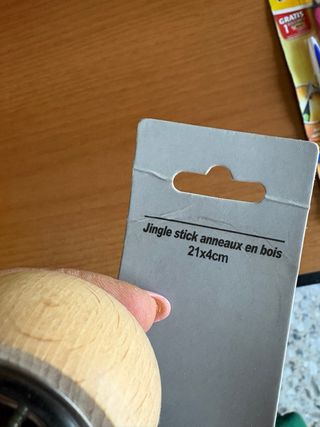 Strumento musicale a percussione con manico