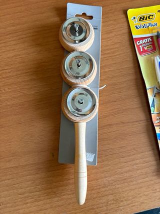 Strumento musicale a percussione con manico