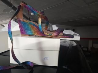 Sandalia tipo cuña. Multicolor. N37