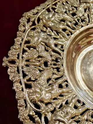 Bandeja de metal plateado decorada