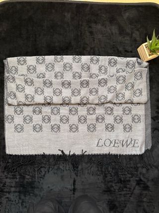 Bufanda Loewe Anagram Gris