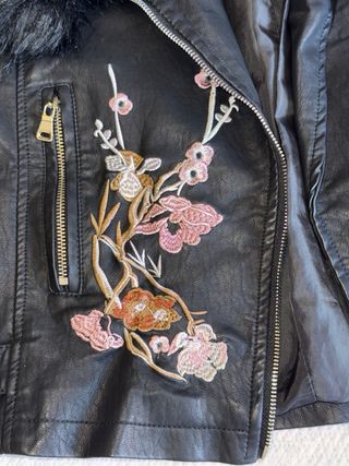 Chaqueta Koröshi Piel Negra con Flores