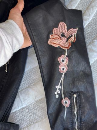 Chaqueta Koröshi Piel Negra con Flores