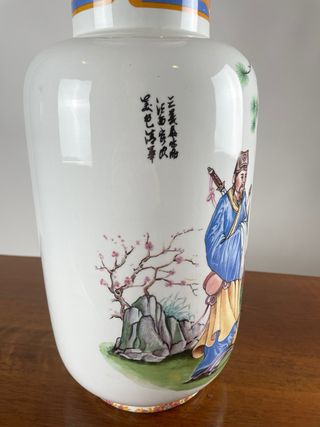 Vaso  cinese vintage in porcellana decorato a mano