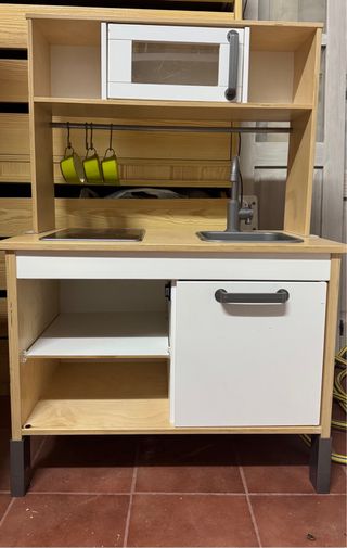 Cocinita de madera con accesorios