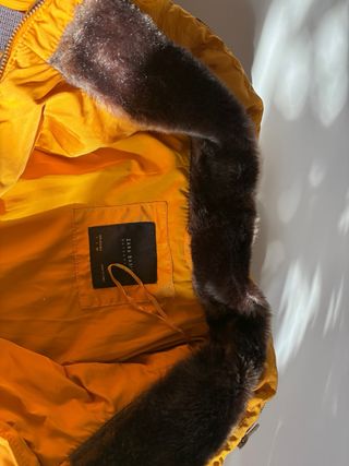 Abrigo acolchado amarillo Zara