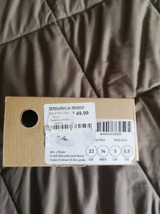 Sapatos Mayoral brancos com flor