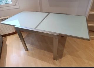 Mesa de cristal y metal extensible