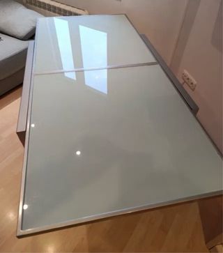 Mesa de cristal y metal extensible
