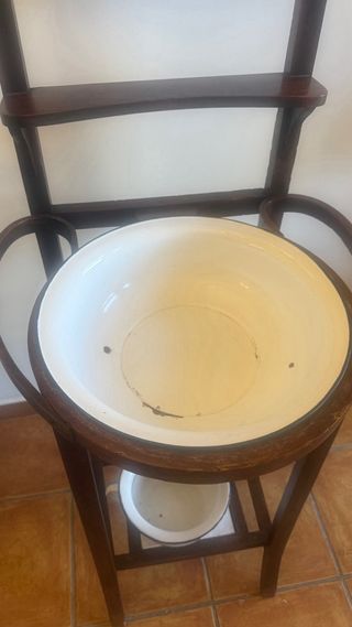 Palanganero antiguo de madera y cerámica