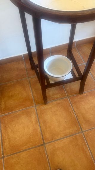 Palanganero antiguo de madera y cerámica