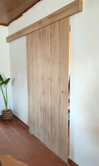 Puerta corredera grande de madera