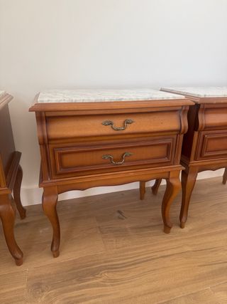 Mesilla de noche antigua con marmol