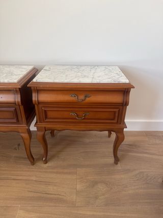 Mesilla de noche antigua con marmol