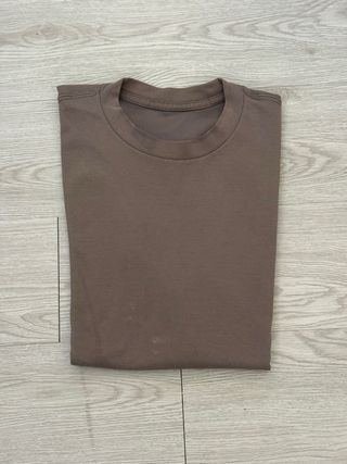 Camiseta básica Hollister color marrón minimal
