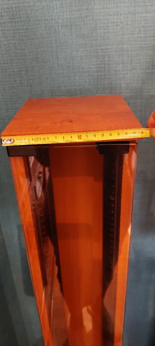 Torre para CDs de madera y cristal