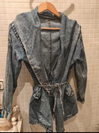 Chaqueta vaquera con capucha