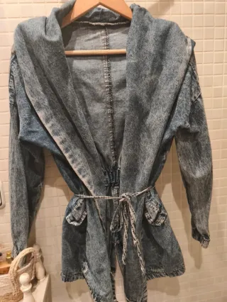 Chaqueta vaquera con capucha