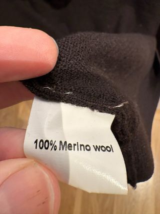 Jersey de lana marrón con cuello alto