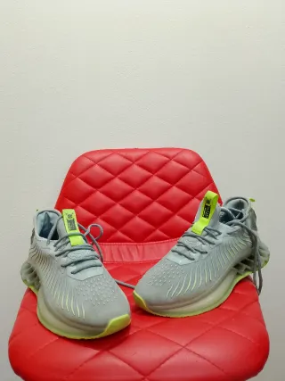 Scarpe uomo grigie e gialle