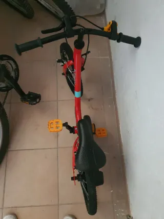 Bicicleta infantil roja