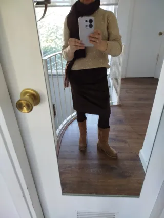 Falda midi Mango marrón. Efecto piel con pelo.