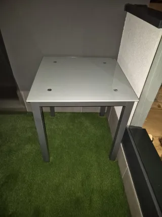 Mesa de cristal con patas metálicas