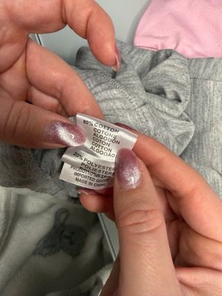 Tuta neonata rosa con gattino