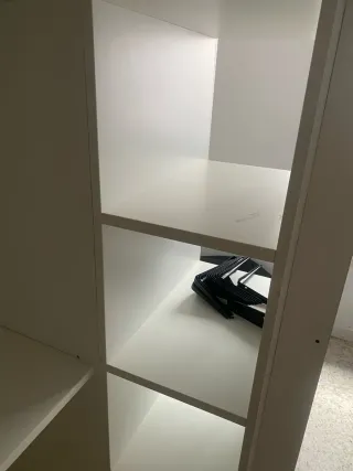 Cama alta con escritorio y estanterías