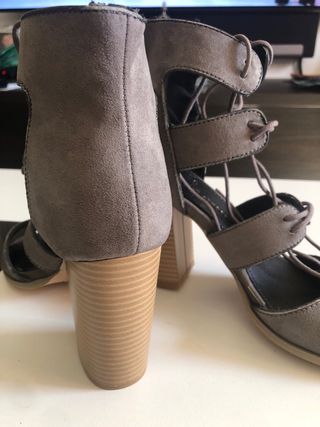 Sandalias de tacón grises con cordones