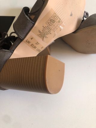 Sandalias de tacón grises con cordones