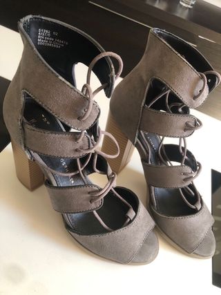 Sandalias de tacón grises con cordones