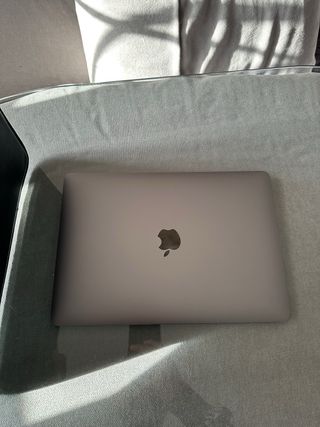MacBook Air M1 plata, 93% batería 8GB 256GB SSD.