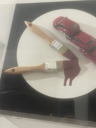 Opera d'arte con macchinine e pennelli