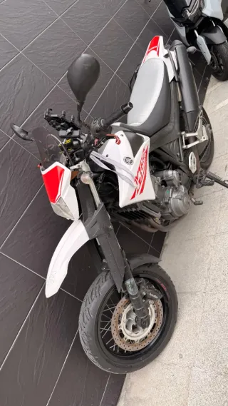 Yamaha XT660X Supermotard Roja y Blanca
