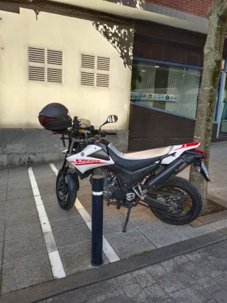 Yamaha XT660X Supermotard Roja y Blanca